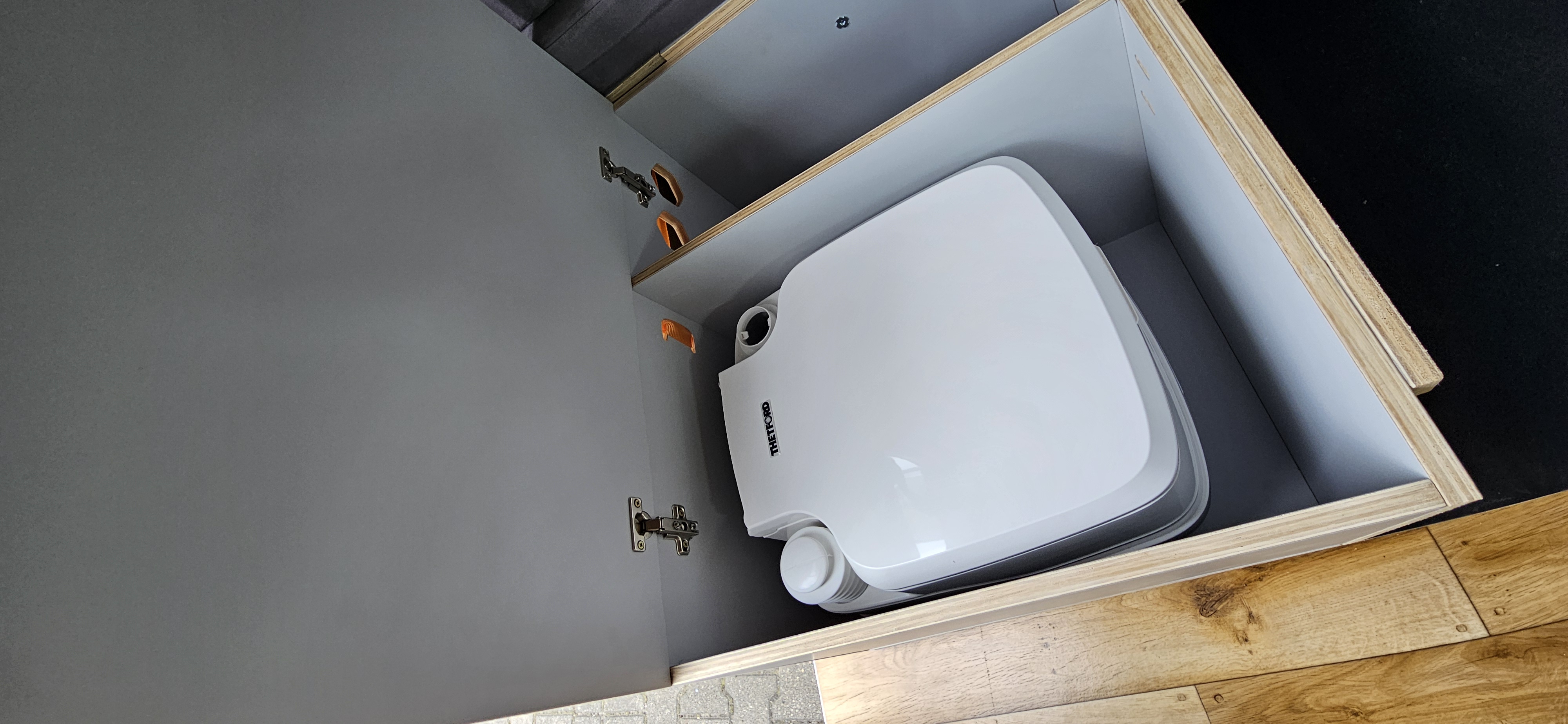 Boxy na bagaż lub toaletę przenośną w Allbox Room Grand